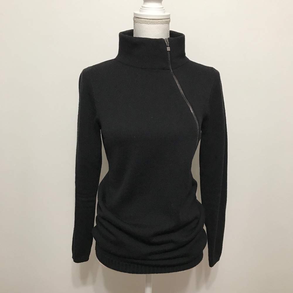 D. Exterior Asymmetrical Zip Collar Turtleneck